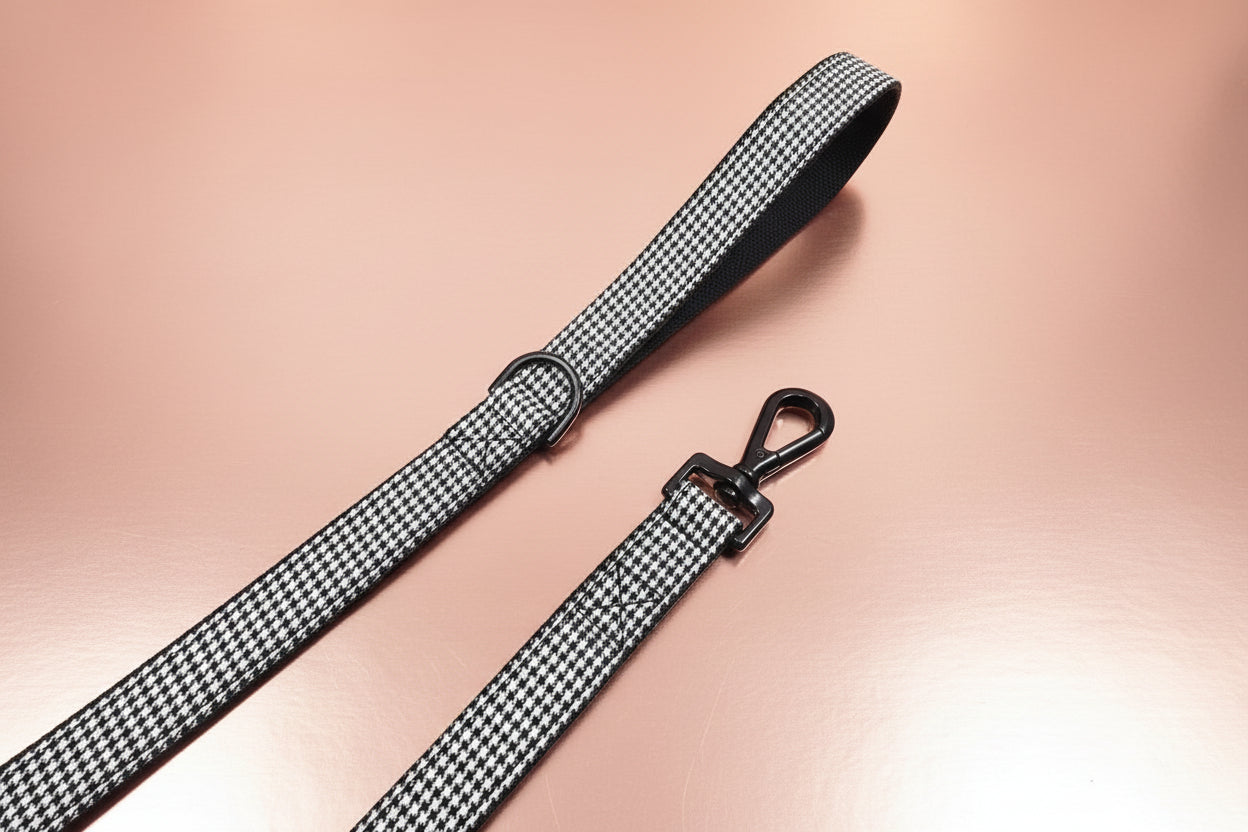 Dog leash with checkered HOUNDSTOOTH pattern 