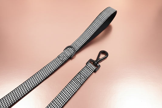 Dog leash with checkered HOUNDSTOOTH pattern 
